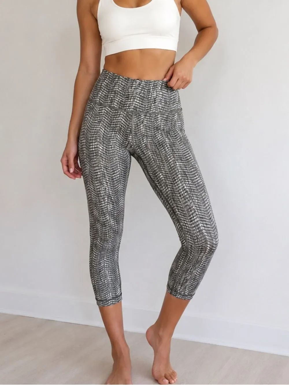 Lululemon Gray White Abstract Print Cropped Yoga Leggings Size 8
